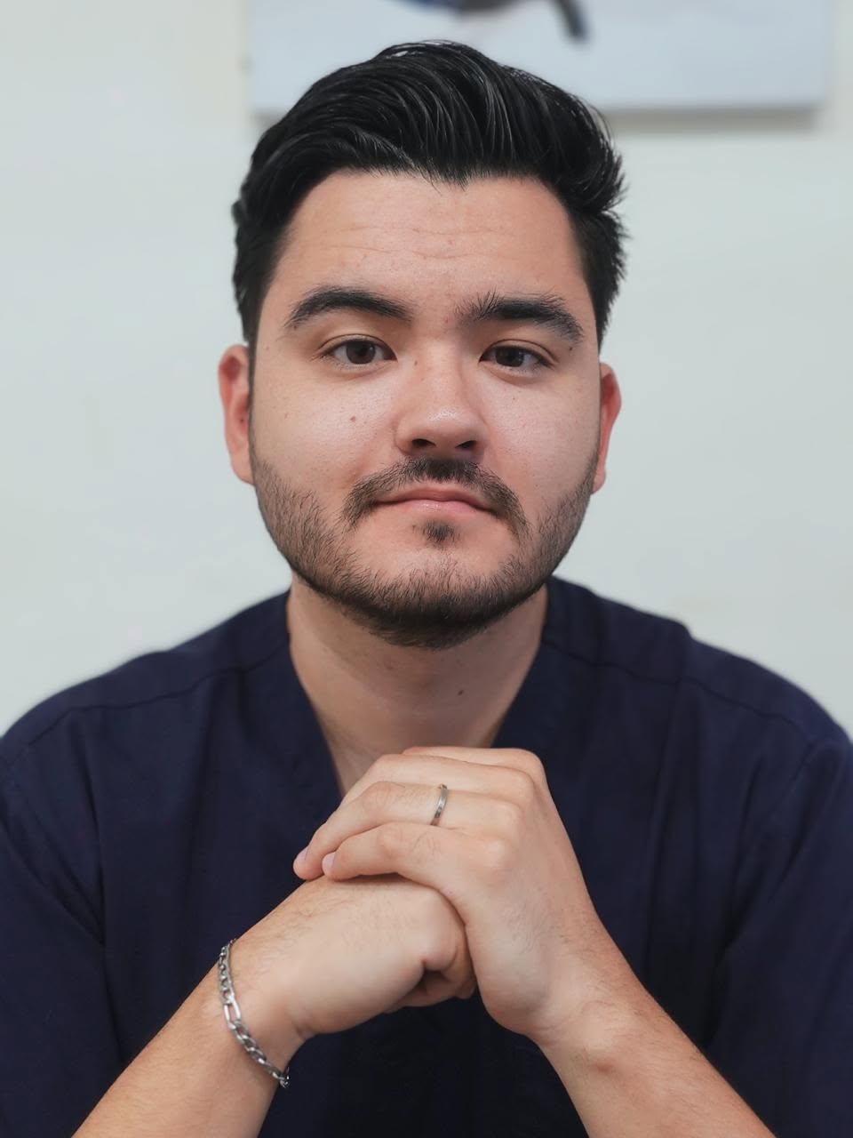Psicólogo Alan Vargas en su consultorio